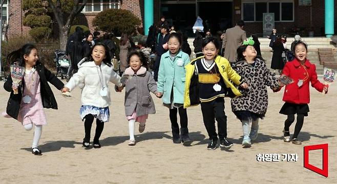 4일 전국 초등학교에서 입학식이 열렸다. 서울 갈산초등학교에서 입학식을 마친 신입 어린이들이 손을 잡고 교정을 달리고 있다. 사진=허영한 기자 younghan@