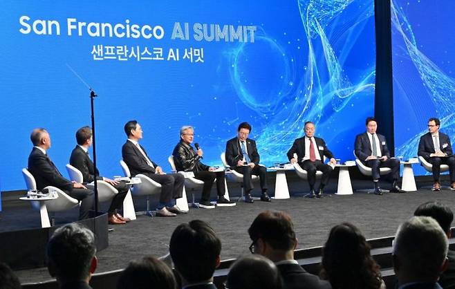 젠슨 황 엔비디아 최고경영자가 24일(현지시간) '샌프란시스코 AI 서밋'에서 발언하고 있다. 연합뉴스
