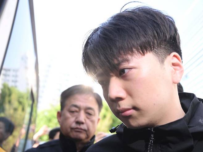 살인 혐의 등을 받는 장윤기(23)씨가 14일 오전 광주 서구 서부경찰서에서 검찰소 송치되고 있다. 2026.05.14 뉴시스