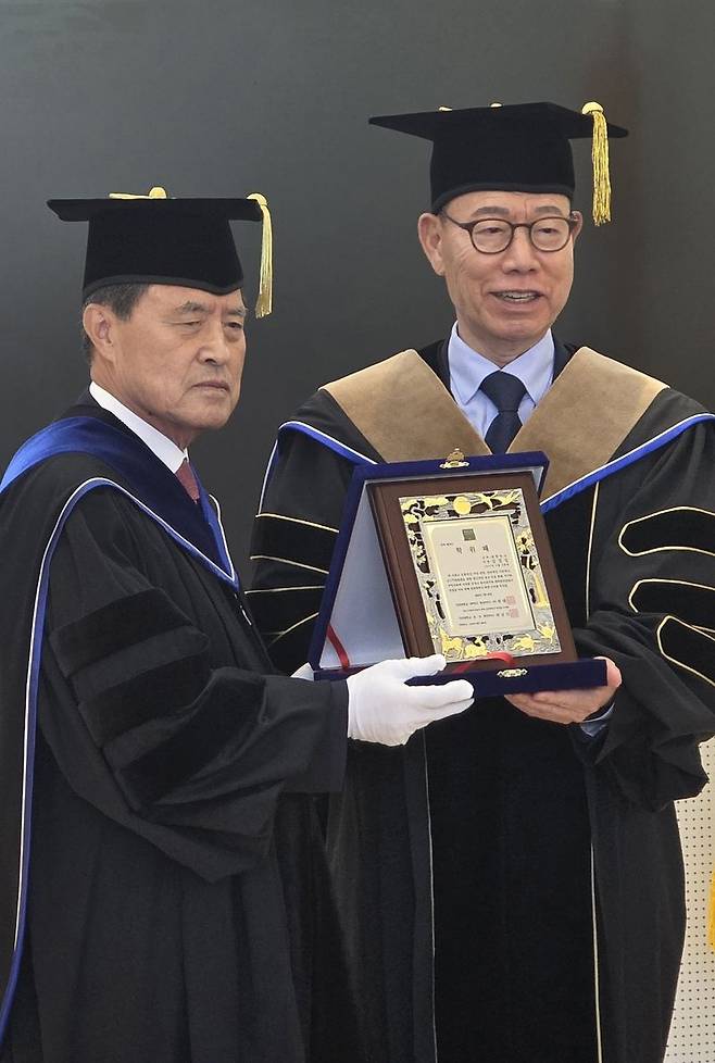 김영일 (주)해천 회장(오른쪽)이 허남식 신라대학교 총장과 명예경영학박사 학위패를 들고 포즈를 취하고 있다. 신라대학교 제공
