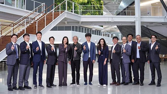 미국 캘리포니아주 산타클라라에 위치한 엔비디아 엔데버 빌딩 로비에서 엔비디아 창립자 겸 CEO 젠슨 황과 네이버 이해진 의장이 양사 관계자들과 함께 기념사진을 찍고 있다. [사진=엔비디아]