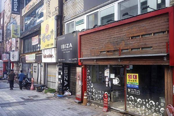 27일 부산 부산진구 서면 1번가 일원 상가 여러 곳에 임대 현수막이 내걸려 있다.  전민철 기자 jmc@kookje.co.kr