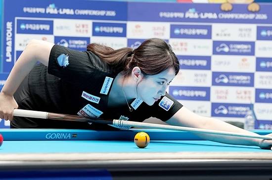 김민아가 27일 열린 ‘26/27시즌 3차투어 ‘친환경 건축자재 에스와이 LPBA챔피언십’ 128강전에서 애버리지 1.667을 앞세워 김성하를 25:8로 물리치고 64강에 진출했다. (사진=PBA)