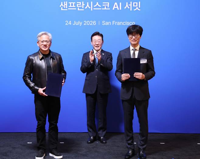 젠슨 황 엔비디아 최고경영자(왼쪽)과 이해진 네이버 이사회 의장(오른쪽)이 지난 24일(현지시간) 이재명 대통령이 임석한 가운데 미국 샌프란시스코 더 미드웨이에서 열린 AI 서밋에 앞서 글로벌 AI 팩토리 구축을 위한 지분 투자유치 협약을 체결한 뒤 기념촬영을 하고 있다./사진=뉴스1