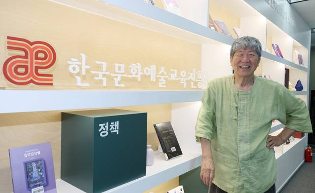 판소리 명창 출신인 임진택 한국문화예술교육진흥원장이 지난 13일 서울 마포구 교육진흥원에서 소리를 하게 된 계기와 인공지능(AI) 시대 더욱 중요해진 인문정신 교육에 대해 이야기하고 있다.  박윤슬 기자