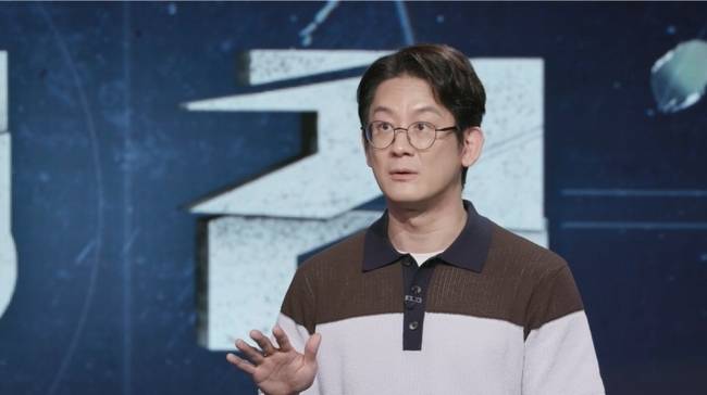 The KBS 2TV variety show *Smoking Gun* will shed light on the full story behind the 2004 murder of a female college student on Mount Gajisan in Ulsan and reveal the identity of the perpetrator. The broadcast will detail the intense investigation involving 20 suspects at the time and the circumstances surrounding the discovery of the decisive evidence.In February 2004, the body of Ms. Oh, a 21-year-old college student, was found on Mount Gaji in Ulsan with her hands and feet bound. Although the investigation faced difficulties due to the absence of a murder weapon, witnesses, or CCTV footage at the crime scene, police placed 20 men on the suspect list based on the victims call records.The truth behind the case came to light when a smoking gun—crucial evidence—was discovered in one of the suspects vehicles. Cast members Lee Ji-hye and Ahn Hyun-mo could not hide their shock and expressed outrage at the perpetrators brazen attitude and lies.In this episode, Kim Jong-wook, the former head of the Criminal Investigation Unit at the Ulsan Bukbu Police Station who personally handled the case, appears to vividly recount the investigation process at the time. Additionally, Lee Gwang-min, a psychiatrist, analyzes the perpetrators distorted psychology to examine the underlying aspects of the case from multiple angles.