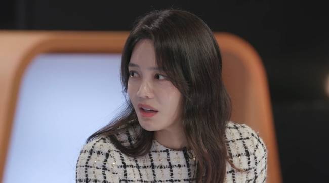 The KBS 2TV variety show *Smoking Gun* will shed light on the full story behind the 2004 murder of a female college student on Mount Gajisan in Ulsan and reveal the identity of the perpetrator. The broadcast will detail the intense investigation involving 20 suspects at the time and the circumstances surrounding the discovery of the decisive evidence.In February 2004, the body of Ms. Oh, a 21-year-old college student, was found on Mount Gaji in Ulsan with her hands and feet bound. Although the investigation faced difficulties due to the absence of a murder weapon, witnesses, or CCTV footage at the crime scene, police placed 20 men on the suspect list based on the victims call records.The truth behind the case came to light when a smoking gun—crucial evidence—was discovered in one of the suspects vehicles. Cast members Lee Ji-hye and Ahn Hyun-mo could not hide their shock and expressed outrage at the perpetrators brazen attitude and lies.In this episode, Kim Jong-wook, the former head of the Criminal Investigation Unit at the Ulsan Bukbu Police Station who personally handled the case, appears to vividly recount the investigation process at the time. Additionally, Lee Gwang-min, a psychiatrist, analyzes the perpetrators distorted psychology to examine the underlying aspects of the case from multiple angles.