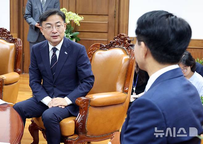 [서울=뉴시스] 최진석 기자 = 신장식 조국혁신당 신임 대표가 27일 서울 여의도 국회에서 조정식 국회의장을 예방하며 발언하고 있다. 2026.07.27. myjs@newsis.com