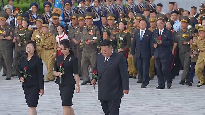 [서울=뉴시스] 북한 조선중앙TV는 김정은 국무위원장이 지난 26일 '전승절'로 기념하는 6.25전쟁 정전협정 체결 73주년을 맞아 조국해방전쟁참전열사묘를 찾아 추모했다고 27일 보도했다. 이 자리에는 부인 리설주 여사와 딸 김주애가 함께했다. (사진=조선중앙TV 캡처) 2026.07.27. photo@newsis.com *재판매 및 DB 금지
