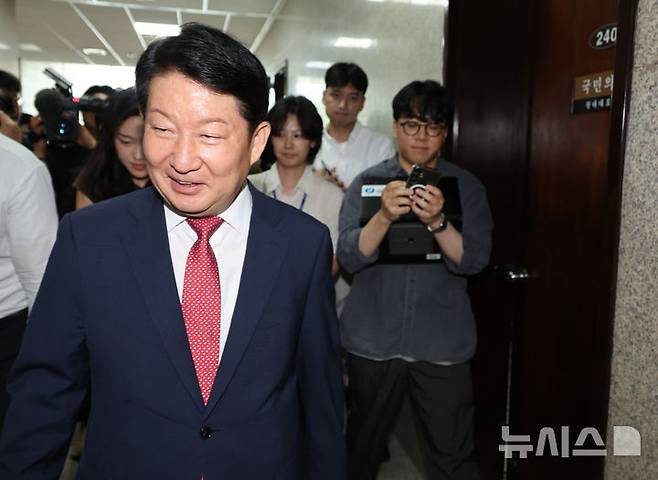 [서울=뉴시스] 최진석 기자 = 멱살 항의 소동 권영진 국민의힘 의원이 27일 여의도 국회에서 정점식 원내대표와 면담 후 이동하고 있다. 2026.07.27. myjs@newsis.com