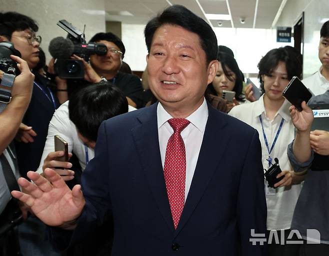 [서울=뉴시스] 최진석 기자 = 멱살 항의 소동 권영진 국민의힘 의원이 27일 여의도 국회에서 정점식 원내대표와 면담 후 이동하고 있다. 2026.07.27. myjs@newsis.com