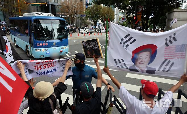 [서울=뉴시스] 조성우 기자 = 윤석열 전 대통령의 공직선거법 위반 혐의 1심 선고가 열리는 27일 윤 전 대통령이 탑승한 것으로 추정되는 법무부 호송차량이 서울 서초구 서울중앙지방법원으로 들어서고 있다. 2026.07.27. xconfind@newsis.com