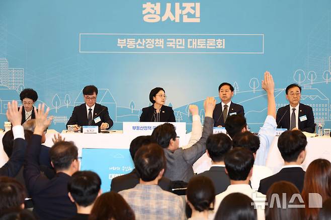 [서울=뉴시스] 고승민 기자 = 한성숙 국무총리와 구윤철 부총리 겸 재정경제부 장관, 김윤덕 국토교통부 장관이 27일 서울 대한상공회의소에서 열린 부동산정책 국민 대토론회에서 참석자들의 질문을 받고 있다. 2026.07.27. kkssmm99@newsis.com
