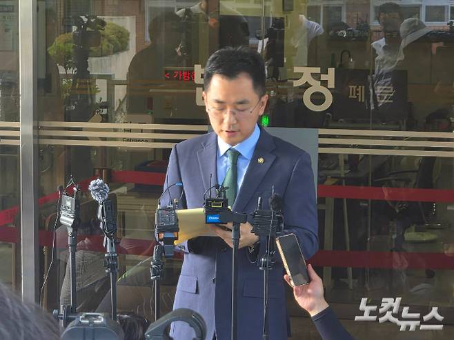 27일 여고생 살해범 장윤기의 3차 공판을 마치고 브리핑을 갖는 유족 측 법률대리인인 김문석 변호사. 정유철 기자