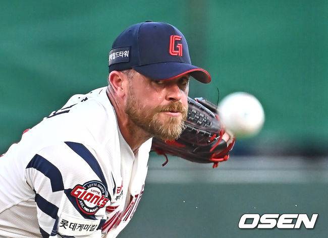 [OSEN=부산, 이석우 기자] 26일 부산 사직야구장에서 2026 신한 SOL KBO 리그 롯데 자이언츠와 KT 위즈의 경기가 열렸다. 홈팀 롯데는 비슬리가, 방문팀 KT는 사우어가 선발 출전했다.롯데 자이언츠 선발 투수 비슬리가 역투하고 있다. 2026.07.26 / foto0307@osen.co.kr