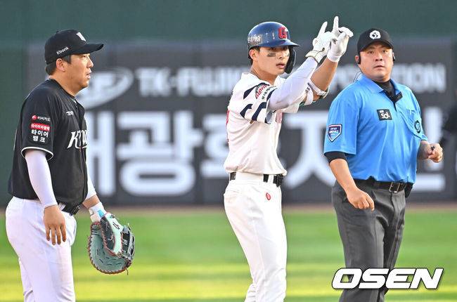 [OSEN=부산, 이석우 기자] 26일 부산 사직야구장에서 2026 신한 SOL KBO 리그 롯데 자이언츠와 KT 위즈의 경기가 열렸다. 홈팀 롯데는 비슬리가, 방문팀 KT는 사우어가 선발 출전했다.롯데 자이언츠 윤동희가 1회말 2사 1,2루 좌중간 1타점 2루타를 치고 세리머니를 하고 있다. 2026.07.26 / foto0307@osen.co.kr