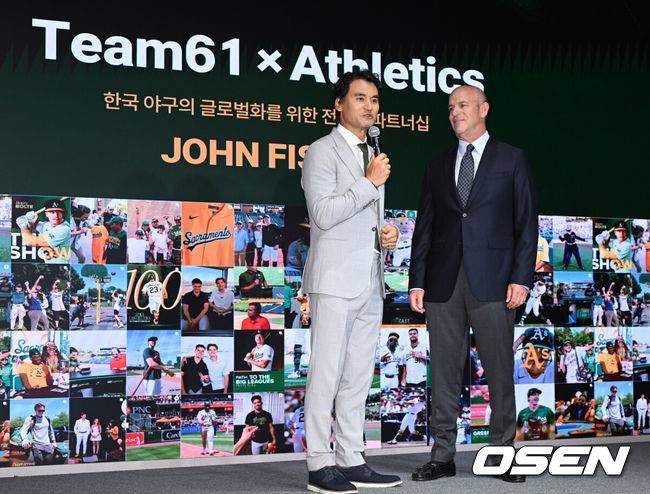 [OSEN=이대선 기자] 27일 서울 강남구 웨스틴 서울 파르나스에서 Team61-애슬레틱스(A's) 전략적 파트너십 미디어 컨퍼런스가 열렸다.박찬호를 중심으로 결성된 투자 컨소시엄 ’Team61’은 메이저리그 구단 라스베이거스 애슬레틱스와 전략적 파트너십을 체결하고 총 7,000만 달러 규모를 투자하기로 했다고 밝혔다. 현재까지 5,500만 달러의 투자가 완료됐으며 나머지 1,500만 달러는 메이저리그 승인을 거쳐 최종 투자될 예정이다.전 야구선수 박찬호, 존 피셔 구단주가 프레젠테이션을 하고 있다. 2026.07.27 /sunday@osen.co.kr