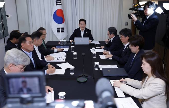 이재명 대통령, 브라질에서 대수보 주재 - 이재명 대통령, 브라질에서 대수보 주재 (브라질리아=연합뉴스) 한상균 기자 = 브라질을 국빈 방문 중인 이재명 대통령이 26일(현지시간) 브라질리아 한 호텔에서 화상 수석보좌관회의를 주재하고 있다. 2026.7.27 xyz@yna.co.kr (끝)