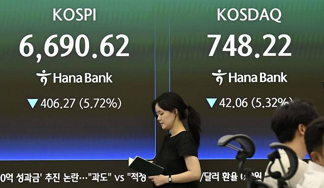 24일 서울 중구 하나은행 본점 딜링룸. 김정훈 기자