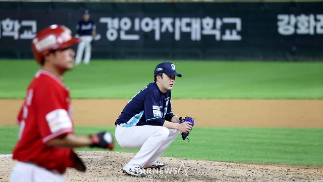NC 다이노스 투수 임지민이 26일 인천 SSG랜더스필드에서 열린 SSG 랜더스와 2026 신한 SOL KBO리그 방문경기 9회말 만루위기에서 밀어내기 볼넷으로 5-5 동점을 허용하고 주저 앉아 있다. /사진=강영조 선임기자