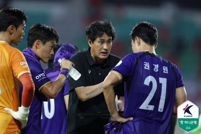 유병훈(오른쪽에서 두 번째) FC안양 감독이 26일 오후 7시 30분 안양종합운동장에서 열린 하나은행 K리그1 2026 20라운드 경기 쿨링 브레이크 중 이창용(왼쪽)과 권경원에게 작전 지시하고 있다. /사진=한국프로축구연맹 제공