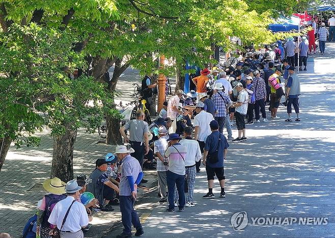 중복을 하루 앞두고 폭염이 이어진 2025년 7월 대구 달서구 두류공원 사랑해밥차 무료 급식소에서 어르신들이 줄을 선 모습 [연합뉴스 자료사진]