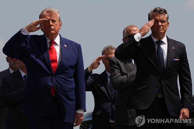 미군 장병 유해 귀환식 참석한 도널드 트럼프 미국 대통령과 피트 헤그세스 미 국방장관 [AP=연합뉴스. 재판매 및 DB 금지]