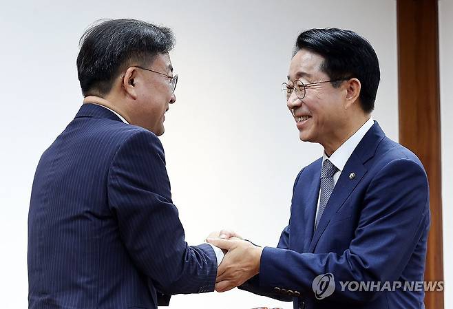 악수하는 조국혁신당 신장식 신임 대표와 조정식 국회의장 (서울=연합뉴스) 배재만 기자 = 조국혁신당 신장식 신임 대표(왼쪽)가 27일 국회에서 조정식 국회의장을 예방하고 있다. 2026.7.27 [공동취재] scoop@yna.co.kr