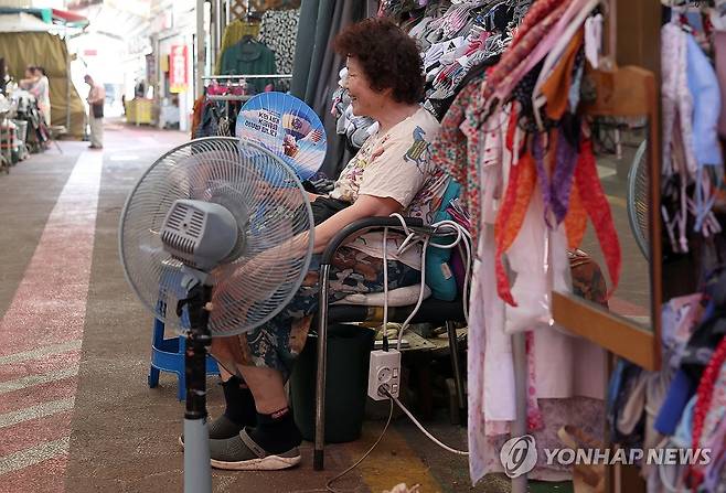 선풍기와 부채 (밀양=연합뉴스) 김동민 기자 = 전날 전국 최고 기온인 39.3도를 기록한 경남 밀양시 밀양아리랑시장에서 27일 한 상인이 선풍기와 부채로 무더위를 버티고 있다.
    이날 오후 1시 20분 기준 밀양시 내이동 기온은 38도까지 치솟았고, 밀양에는 폭염중대경보가 발효됐다. 2026.7.27 image@yna.co.kr
