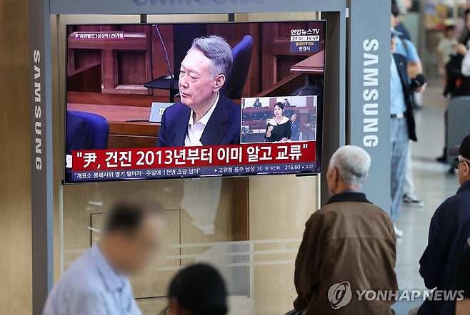 윤석열 공직선거법 1심 선고 생중계 (서울=연합뉴스) 서명곤 기자 = 대선후보 시절 허위사실을 공표한 혐의로 기소된 윤석열 전 대통령 1심 선고 공판이 열린 27일 서울역에서 관련 방송이 생중계되고 있다. 2026.7.27 seephoto@yna.co.kr