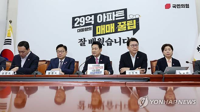 국민의힘 최고위원회의 (서울=연합뉴스) 이동해 기자 = 국민의힘 장동혁 대표(가운데)가 27일 국회에서 열린 최고위원회의에서 발언하고 있다. 2026.7.27 eastsea@yna.co.kr