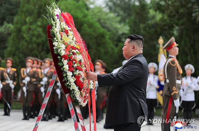 김정은, 전승절 73주년 맞아 중국인민지원군열사릉원 참배 (평양 조선중앙통신=연합뉴스) 김정은 북한 국무위원장이 지난 26일 '전승절'로 기념하는 정전협정 체결 73주년(7월 27일)을 맞아 평안남도 회창군에 위치한 중국인민지원군열사릉원을 찾아 헌화하고 경의를 표했다고 조선중앙통신이 27일 보도했다. 2026.7.27 
    [국내에서만 사용가능. 재배포 금지. For Use Only in the Republic of Korea. No Redistribution] nkphoto@yna.co.kr