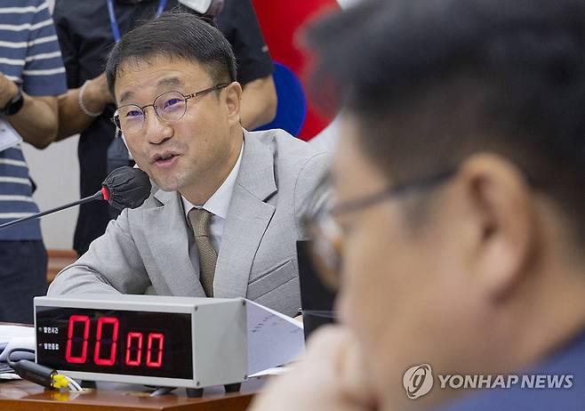22대 하반기 국회 운영위 첫 완전체 회의에서 인사말 하는 한병도 운영위원장 (서울=연합뉴스) 황광모 기자 = 국회 운영위원장인 더불어민주당 한병도 원내대표가 27일 국회에서 열린 운영위원회 전체 회의에서 인사말 하고 있다.
    이날 운영위 전체 회의는 국민의힘이 22대 하반기 국회 원 구성 완료로 상임위에 복귀하면서 여야 완전체 회의 처음으로 열렸다. 2026.7.27 hkmpooh@yna.co.kr