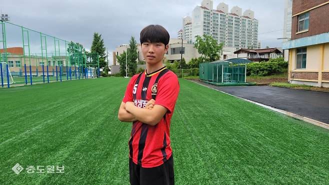 유성생명과학고 주장 김영찬(수비수 .18)선수가 연습 게임을 마치고 프로필 사진 촬영에 임하고 있다. 금상진 기자.