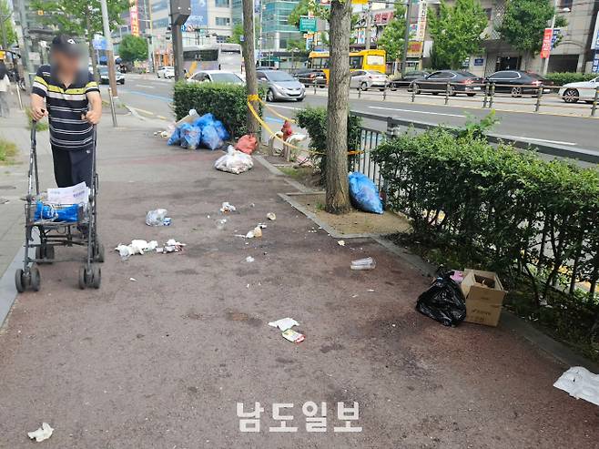 28일 전남광주통합특별시 서구 운천저수지 인근 대로변에 쓰레기가 널브러져 있다. /차유민 수습기자 cmy22@namdonews.com