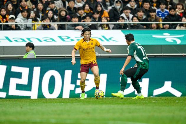 광주FC가 천안시티FC와의 코리아컵 3라운드 경기를 통해 지난해 준우승의 아쉬움을 달래고 리그 반등을 위한 무대를 마련한다. 지난해 전북현대와의 코리아컵 결승에서 신창무(왼쪽)가 드리블을 하고 있다. <광주FC 제공>