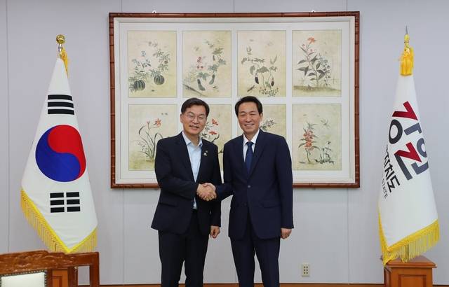 ◇김중남 강릉시장이 지역 숙원 현안 및 신규사업의 차질없는 추진을 위해 28일 강원특별자치도청을 방문, 우상호 강원특별자치도지사와 면담을 가졌다.