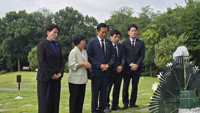 더불어민주당 정청래 당 대표 후보가 28일 세종시 산울동 은하수공원에 안장된 이해찬 전 총리의 묘소를 찾아 참배하고 있다. 연합뉴스