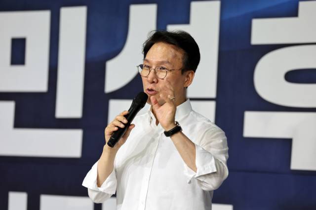 더불어민주당 당 대표 후보인 김민석 전 국무총리가 27일 오후 울산시 남구 민주당 울산시당에서 열린 당원 토크콘서트에서 발언하고 있다. 연합뉴스