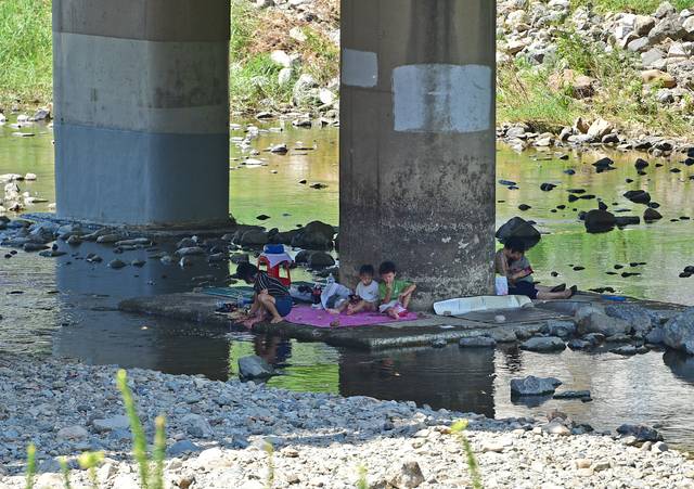 연일 35℃를 웃도는 폭염이 이어지고 있지만 대구지역 온열질환자는 지난해보다 크게 감소한 것으로 나타났다. 폭염이 약해져서가 아니라 시민들의 경각심이 높아지고 행정기관의 폭염 대응이 빨라진 영향이라는 분석이 나온다. 사진은 찜통더위에 지친 시민들이 대구 달성군 가창교 아래서 더위를 식히고 있는 모습. 대구일보DB