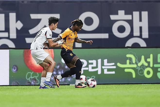 드리블 중인 광주 바 루아. 광주FC 제공