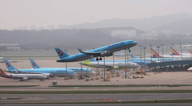 지난 22일 인천국제공항 활주로에서 항공기가 이륙하고 있다. [사진=연합]