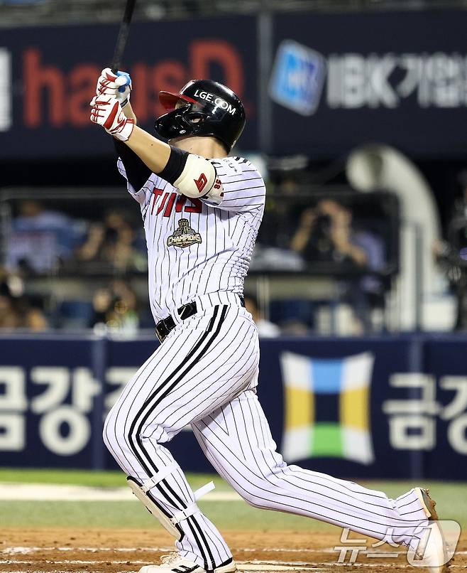 28일 오후 서울 송파구 잠실야구장에서 열린 프로야구 '2026 신한은행 SOL KBO리그' 키움 히어로즈와 LG 트윈스의 경기, 5회말 2사 주자없는 상황 LG 문정빈이 솔로홈런을 치고 있다. 2026.7.28 ⓒ 뉴스1 최지환 기자