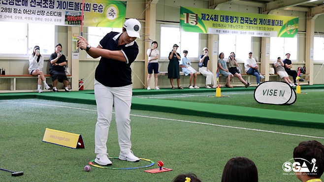 박세리가 28일 용인 실내게이트볼장에서 ‘어린이 골프 아카데미 1기’ 출범식을 갖고 시범을 보이고 있다. 사진 | 한국스내그협회