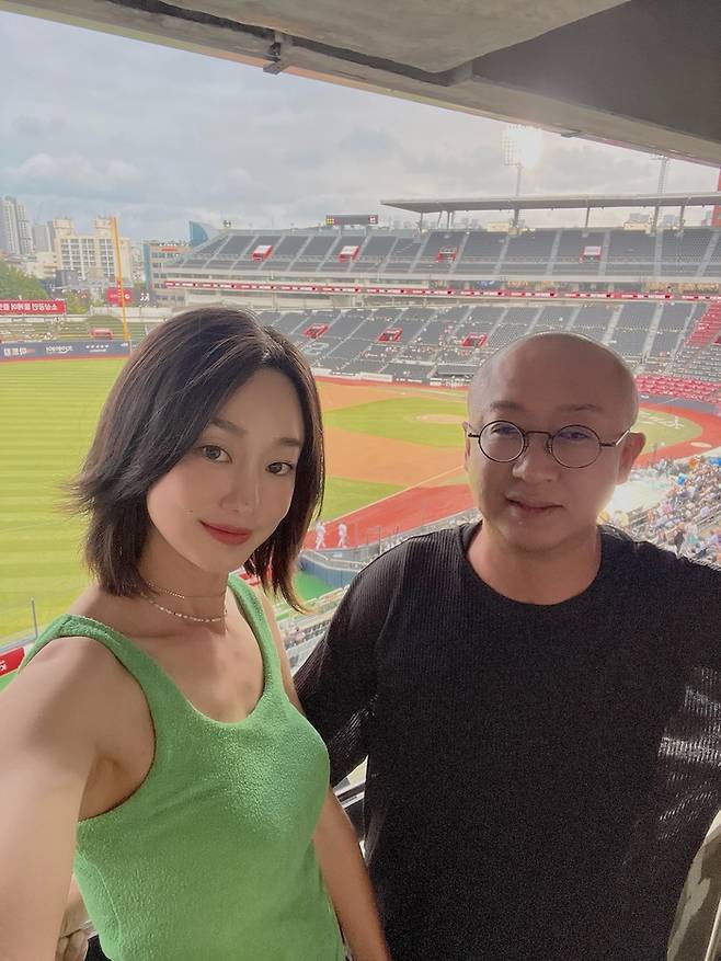 Actress Choi Yeo-jin showcased her unwavering marital love by sharing a video of her husband, Kim Jae-wook, personally preparing seaweed soup for her birthday. By posting the video on social media, Choi Yeo-jin once again proved that various rumors—including recent divorce speculation—are completely unfounded.On the 28th, Choi Yeo-jin posted a video on Instagram of her husband, Kim Jae-wook, carefully serving seaweed soup, expressing her gratitude. Since their marriage last June, the couple has been plagued by baseless speculation and fake news, including rumors of infidelity, claims that her husband is a cult leader, and allegations that he is a chaebol heir.Recently, a post mourning their pet dog was misinterpreted, leading to divorce rumors, but Choi Yeo-jin has consistently shared glimpses of her daily life to personally debunk these rumors. Choi Yeo-jin is currently maintaining a busy schedule, continuing her acting career while appearing on various sports variety shows.