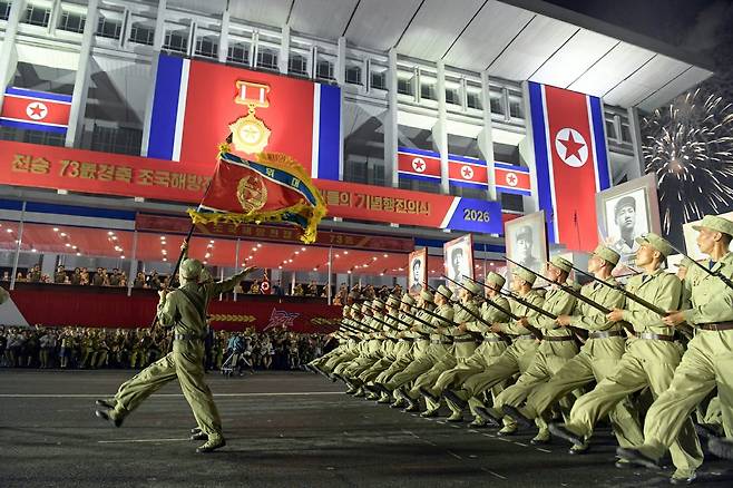 북한 노동당 기관지 노동신문은 전승절 73주년을 맞아 '조국해방전쟁'(6·25 전쟁) 시기 상징종대들의 기념행진의식이 27일 저녁 수도 평양의 평양체육관광장에서 진행됐다고 보도했다. /노동신문·뉴스1
