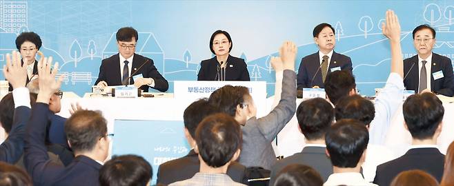 한성숙 국무총리가 27일 서울 중구 대한상의에서 열린 2차 부동산 정책 국민 대토론회에서 참석자들의 질문을 받고 있다. 왼쪽부터 진미윤 명지대 부동산대학원 교수, 임기근 국무조정실장, 한 총리, 구윤철 부총리 겸 재정경제부 장관, 김윤덕 국토교통부 장관. /박성원 기자