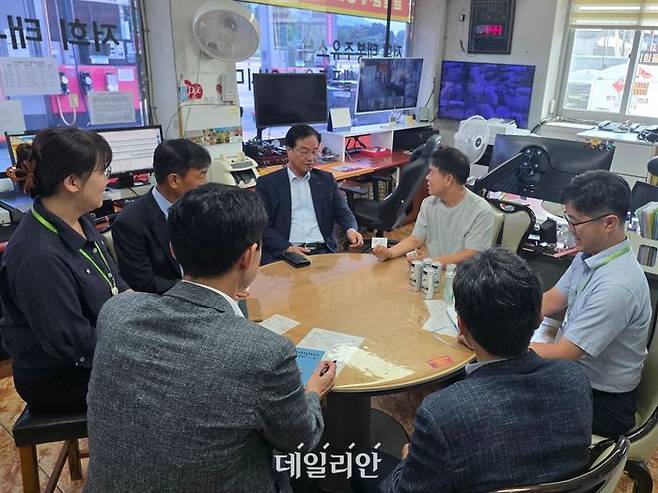 한국석유관리원은 최근 중동지역 긴장 지속에 따른 국제유가 변동 등 시장 불안 요인에 선제적으로 대응하고 국민의 안정적인 석유제품 공급을 위해 28일 서울·경기 지역 주유소를 대상으로 현장점검을 실시했다.ⓒ석유관리원