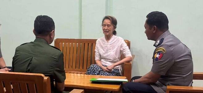 지난 4월30일 미얀마 정부가 공개한 날짜 미상의 사진에서 미얀마의 전 지도자 아웅산 수치(가운데) 전 국가고문이 미얀마 내 공개되지 않은 장소에서 군 장교 및 경찰관과 대화를 나누고 있다. AP 연합뉴스