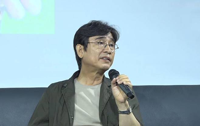 유시민 전 노무현재단 이사장이 지난달 30일 김어준의 다스뵈이다 유튜브 방송에 출연해 발언하고 있다. 유튜브 영상 캡처